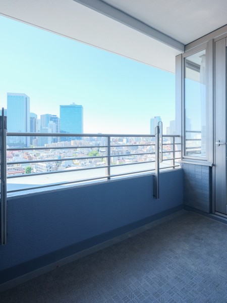 リビング、洋室3から繋がる南向きのバルコニーです。暮らしに大切な光と風を届ける伸びやかな空間です。