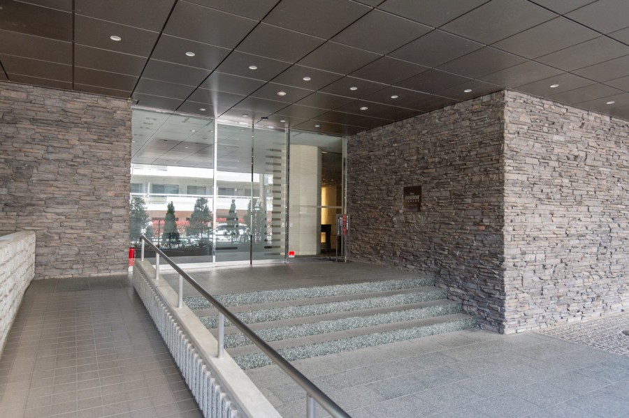 エントランス前にはスロープがあり、ベビーカーやキャリーバッグなどの移動にも優しい設計です。