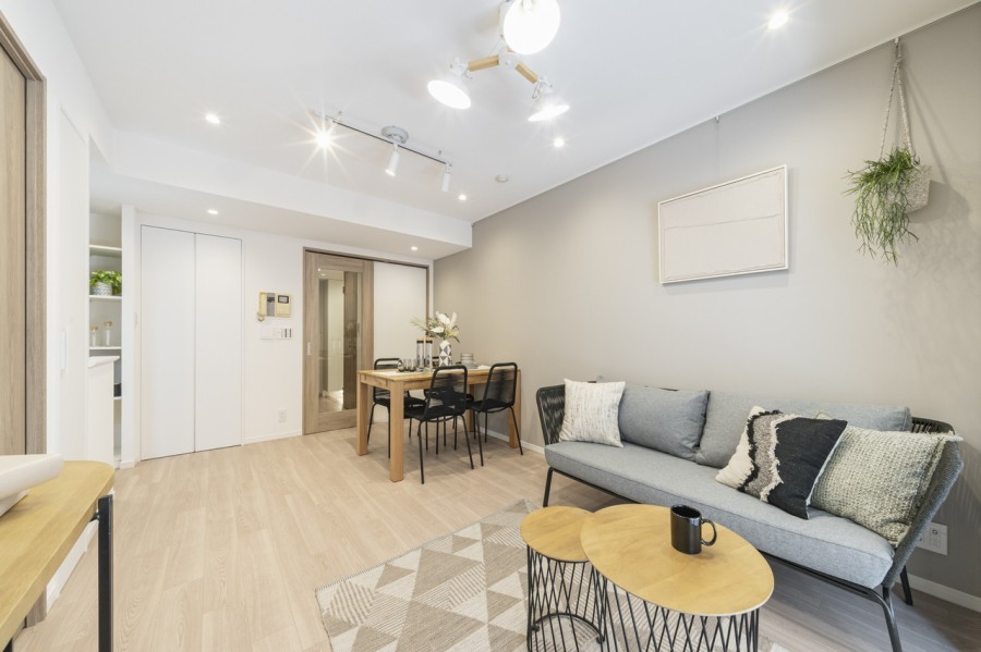 ナチュラルな床とグレーのアクセントクロスが上質な空間を演出します。床暖房完備で、大切なペットも一緒に、ご家族みなさんが一年中快適にお過ごしいただけます。