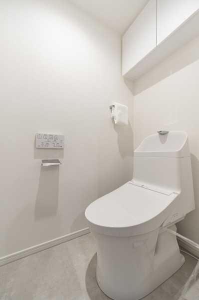 TOTO製の温水洗浄機能付きトイレです。無駄のないシンプルなデザインで、清掃性にも優れており、毎日を快適にお過ごしいただけます。