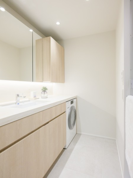 使いやすさを追求した洗面室は大きな三面鏡付きで、身支度も快適。忙しい朝も、ゆったりとした時間を演出します。