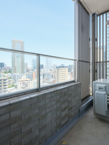 リビングに面したバルコニースペースは陽当たり、風通し良好。心地よい風が通り抜け、開放感を感じられます。