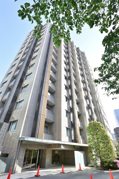 三菱地所旧分譲パークハウスシリーズ、赤坂駅徒歩5分という利便性良好な立地です。徒歩圏内には東京ミッドタウン、赤坂サカス、氷川神社や氷川公園などがあり、都会らしさ溢れる生活をお楽しみいただけます。