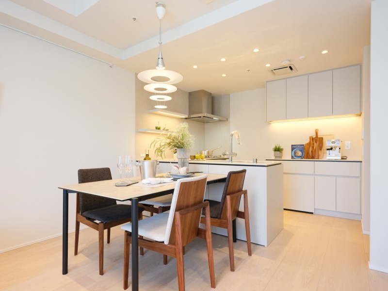 家族団欒の会話が弾む、明るいダイニングスペースです。キッチンからの動線も快適です。