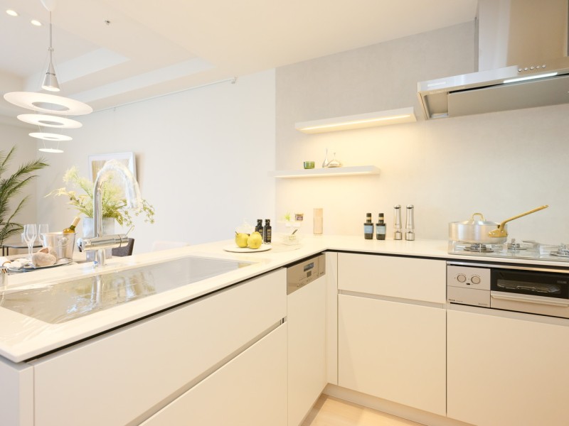 洗練された田中工藝のL字型キッチン。食洗機完備で、調理から後片付けまでスマートに。