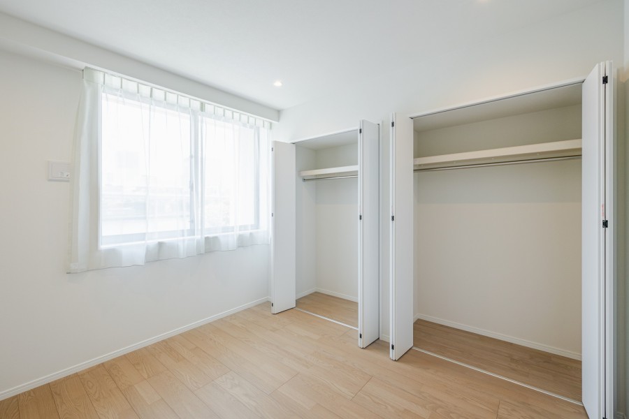 主寝室にぴったりな約5.8帖の洋室1です。過ぎゆく時間をのびやかに感じ、プライべート時間を満喫できるお部屋です。