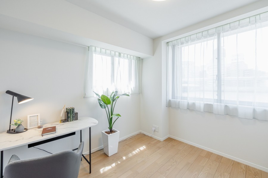 洋室3は二面採光で明るく、過ぎゆく時間をのんびりと感じることができる空間です。凹凸が少ないお部屋なので、どんなインテリアも受け止める柔軟性が魅力です