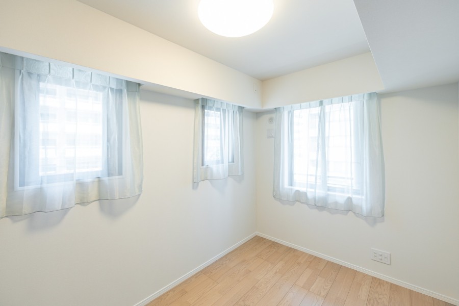 柔らかな光が長時間続く洋室4は、勉強や読書など落ち着いて作業したいときのワークスペースにぴったりです。