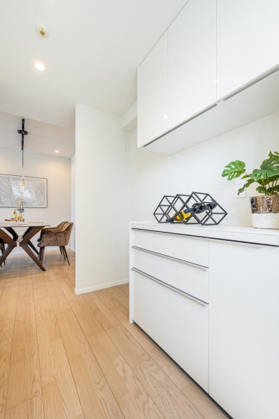 キッチン背面にはカップボードを造作しました。調理家電や食器などをおしゃれにディスプレイできます。食品、調味料なども収納できる便利スペースです。