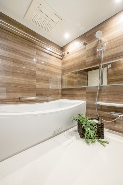 ゆったりとした1620サイズのバスルームが1日の疲れをしっかり癒してくれます。光沢感のある木目調のパネルが、より一層くつろぎと高級感を醸し出します。