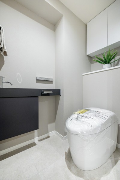 気品溢れるトイレはタンクレストイレを採用し、限りある空間にゆとりを生み出しました。スティックリモコンや水栓など、細かな箇所にもこだわりが詰まっています。