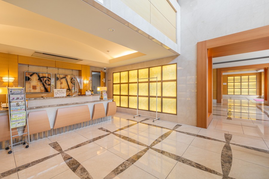 開放的なエントランスホールが、心地の良い安らぎに満ちた暮らしへ誘います。フロントサービス有の便利で快適なマンションです。