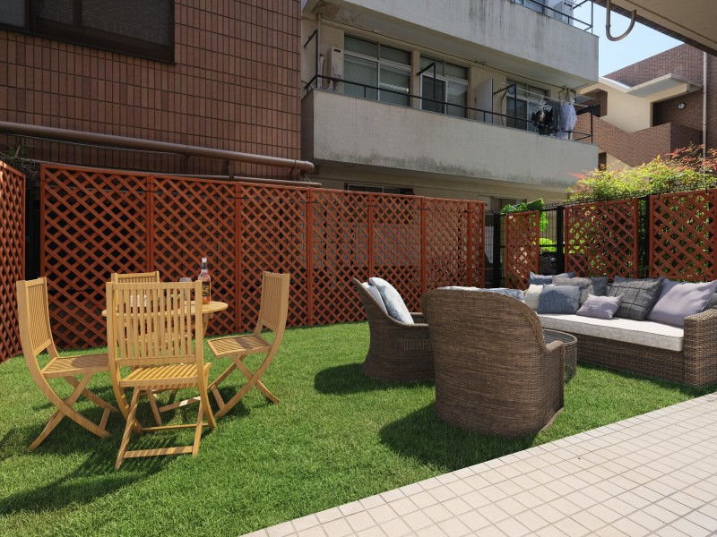 外からの視線を程よく遮るフェンス付きで、プライベート感のある専用庭。テラススペースも含め約26m²とゆとりがあり、多目的に活用できます。※芝生や家具はイメージです。