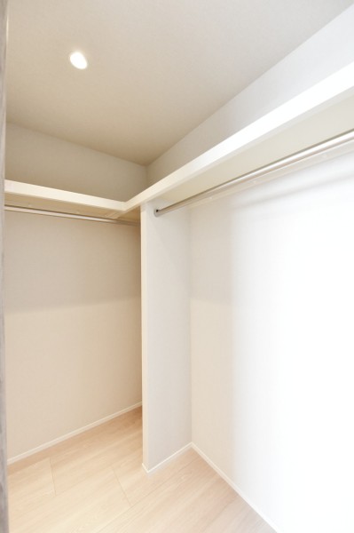 洋室1にはハンガーパイプに枕棚を設置した、ウォークインクローゼットを備え付けました。かさばりがちな季節も物アウターや、小物類などもたっぷり収納できます。