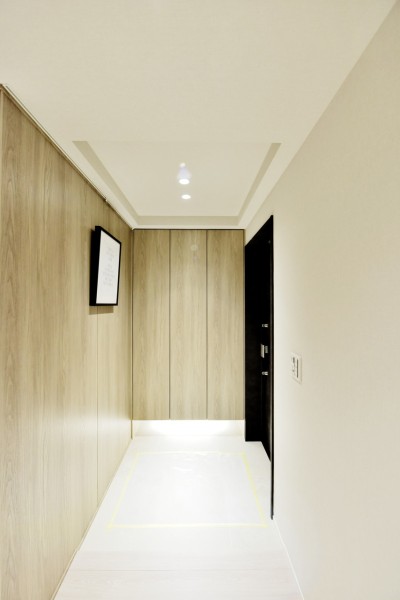 フットライトが優しく足元を照らす玄関です。ピクチャーレールを設置していますので、アートや写真を気兼ねなく飾ることができます。人感センサーライト設置済み、自動点灯で安心です。