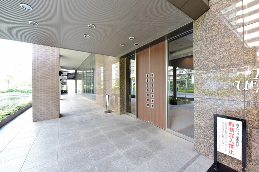 24時間有人管理で管理体制も良好、安心してお住まい頂けます。共用部や植栽も美しく整えられており、快適に家族やゲストを迎えてくれます。免震構造、オール電化で災害の多い我が国でも安心してお住まい頂けます。