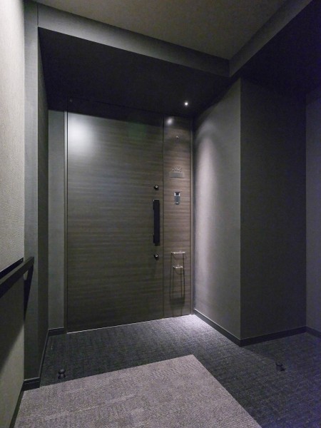 エレベーターを降りてお部屋へと続く廊下は、ホテルライクな内廊下設計です。外気の影響を受けにくく、プライバシーも守られやすいです。