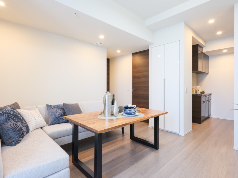 北西向きの窓から注ぐ光に満たされる心地よいリビングダイニングです。床暖房が敷設され、一年中快適にお過ごしいただけます。