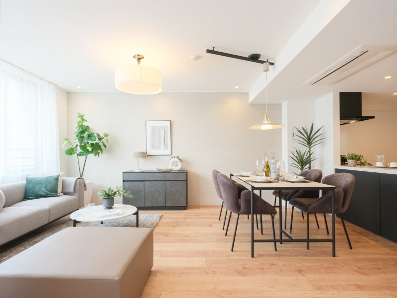 穏やかな空気に纏われ、時代や流行を問わず長く着られる衣服のように、心地よさを感じる住まいです。リビングには床暖房を敷設しているため、冬場の足元も冷え込むことなくお過ごしいただけます。