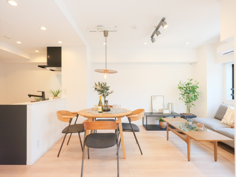 南西向きのLDKはホワイト基調のナチュラルでどんなインテリアにも馴染みやすい内装です。お部屋には穏やかな陽光が降り注ぎ、家族団欒のひとときを心安らかにお過ごしいただけます。