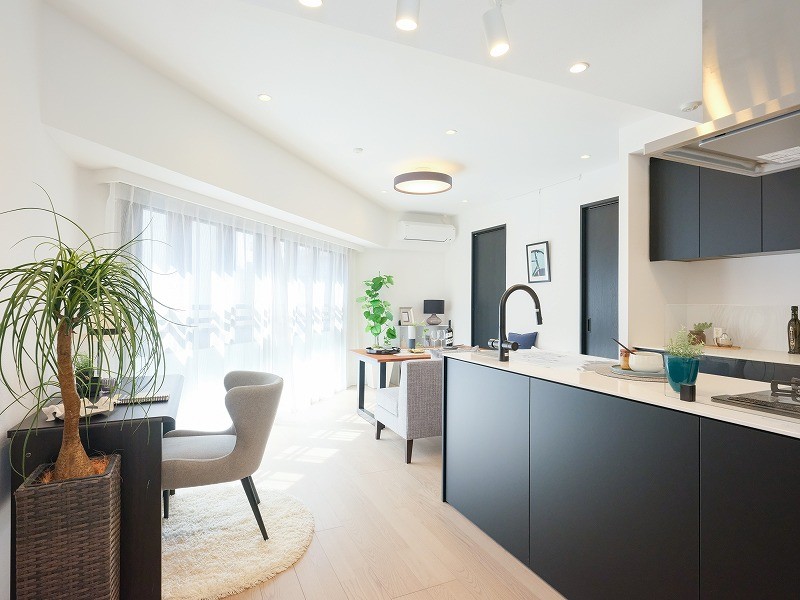 柔らかな表情のクロスやフローリング素材の中に、アクセントとしてダークカラーの建具やキッチンを採用し、心地よい時間を紡ぎ出す居住空間です。