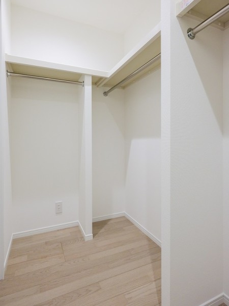 洋室1にはウォークインクローゼットを備え付けました。たっぷりと荷物を収納でき、居住空間は広くお使いいただけます。