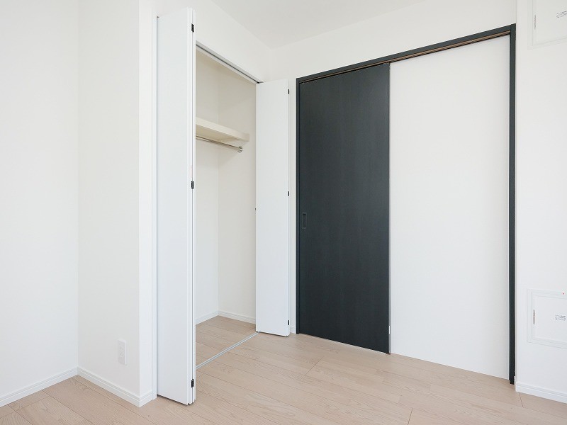 洋室2にも間口の広いクローゼットを備え付けています。かさばりやすいアウターなどお手持ちの衣服などをたっぷり収納できそうです。