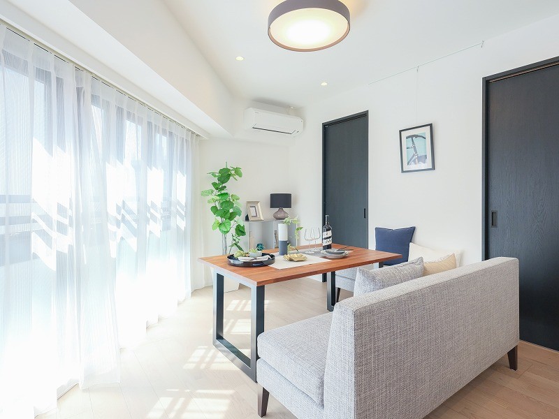 ピクチャーレールを設置したので壁を傷つける心配なくアートなどのインテリアを楽しめます。リビングダイニングには床暖房を敷設したので一年中快適にのびやかにお過ごしいただけます。