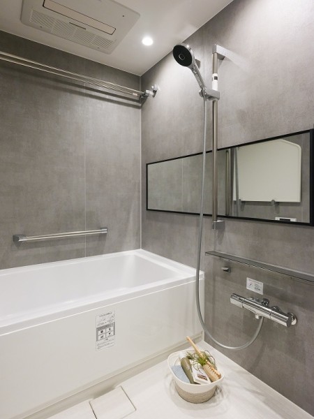 淡いグレー調の色合いのパネルがよりいっそうくつろぎの空間を演出するバスルームです。汚れが目立ちにくいのも嬉しいポイントです。
