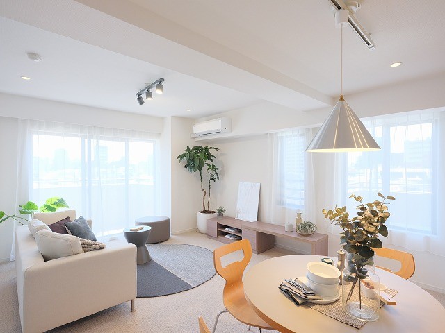 暖かい日の光と風通しの良さを感じる明るく開放的なリビングです。ぬくもり感じる穏やかなひとときをお過ごしいただけます。