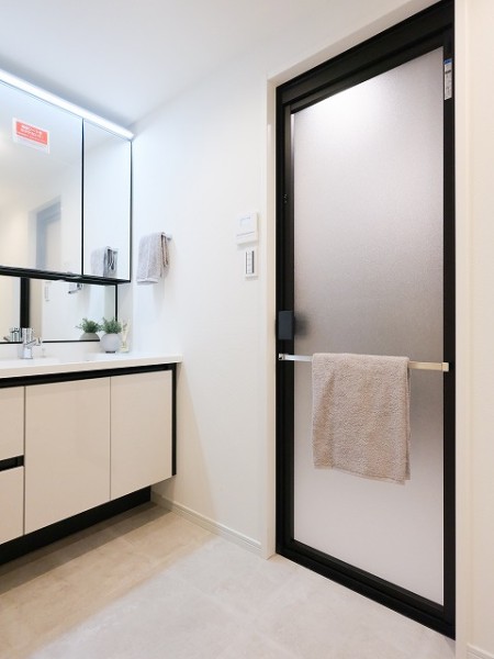 入浴後の豊かな時間を演出し、心からくつろげるプライベートスペースの洗面化粧室です。豊かな洗面空間での暮らしを、毎日お楽しみいただけます。