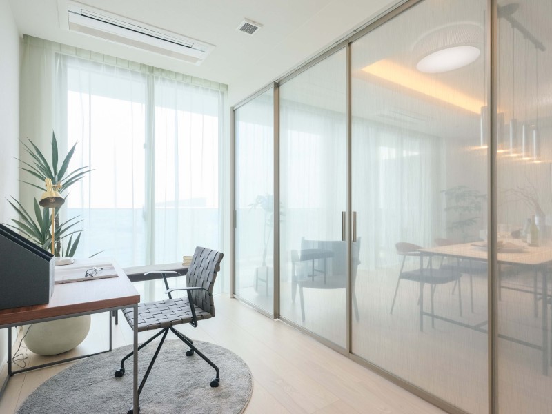 リビングに隣接した洋室3はテレワークや読書など落ち着いた時間を過ごすのにもぴったりなお部屋です。