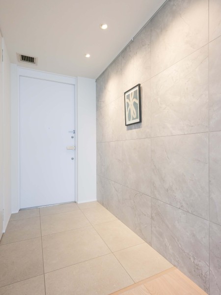 フットライトからのびる光が足元を優しく包み込む気品溢れる玄関です。