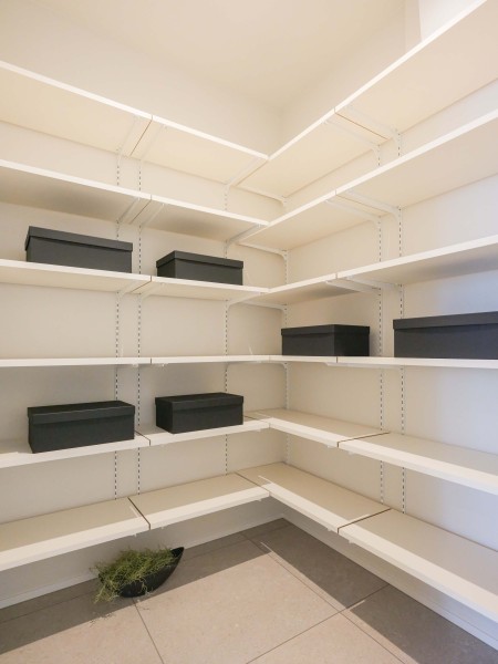 玄関からアクセスできるシューズインクローゼットです。防災バッグや日用品のストックなど、たっぷり収納いただけます。