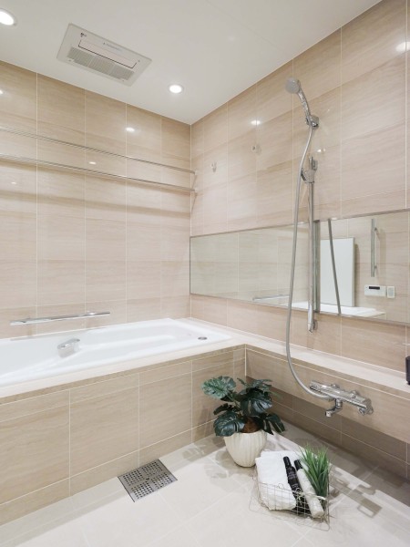 浴室をより広く見せる効果がある横長ミラーを採用。くつろぎのリラクゼーションタイムを心行くまでお楽しみいただけます。