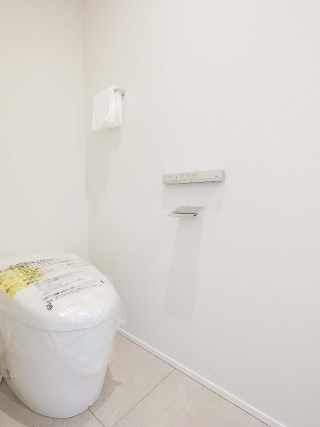 手洗い場付きのレストルームには、スタイリッシュなタンクレストイレを備え付けました。シンプルで安らぎが宿るレストルームです。