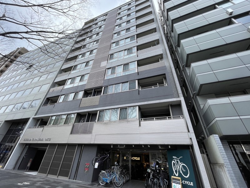 地下鉄東西線「京都市役所前」駅徒歩3分の好立地です。2沿線3駅利用可能で、通勤・通学も便利です。オートロック・宅配ボックスも完備しており、管理体制も良好です。