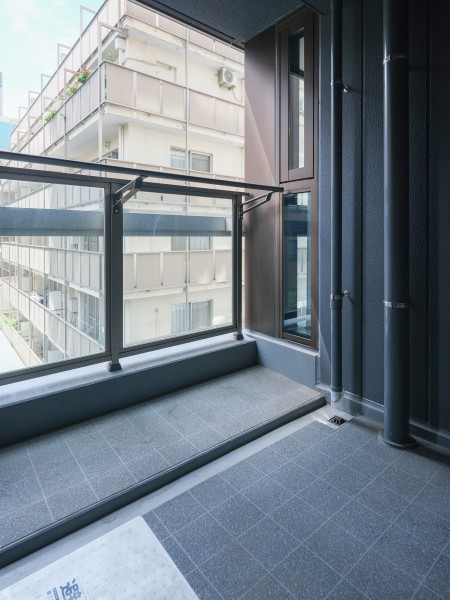 奥行のある約4.5m²のバルコニーです。心地よい陽光と爽やかな風が感じられる、リフレッシュにぴったりな空間です。