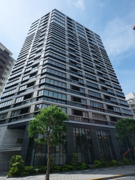 千代田区一番町の落ち着いた街並みに調和する、品格ある雰囲気漂う外観です。半蔵門駅まで徒歩3分、複数路線が使える立地で、日々の暮らしに利便性と快適さをもたらします。