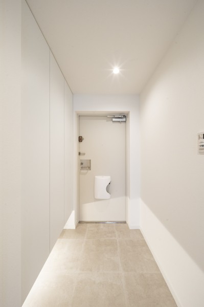 フットライトと人感センサーライトを設置した玄関です。収納力のあるシューズボックスも備え付けましたので玄関もすっきり保てます