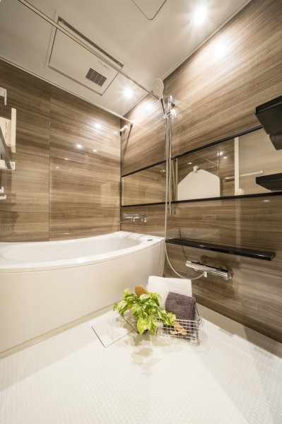 木目調のパネルがくつろぎと高級感を醸し出します。浴室をより広く見せる効果がある横長ミラーを採用。くつろぎのリラクゼーションタイムを心行くまでお楽しみいただけます。