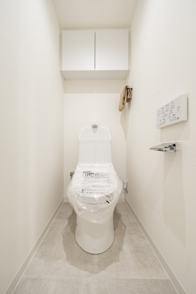 優れた節水効果や汚れが付きにくい便座など、ほしかった機能が揃ったウォシュレット一体型トイレです。背面には収納に便利な吊戸棚収納を備え付けました。