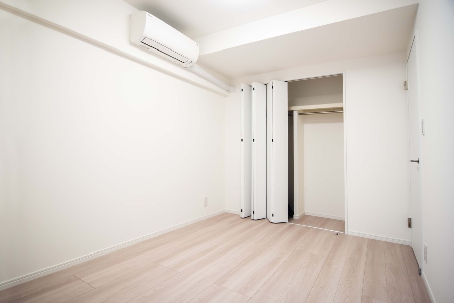 洋室1には間口の広いクローゼットがあるので、お手持ちの衣服などをたっぷり収納できそうです。