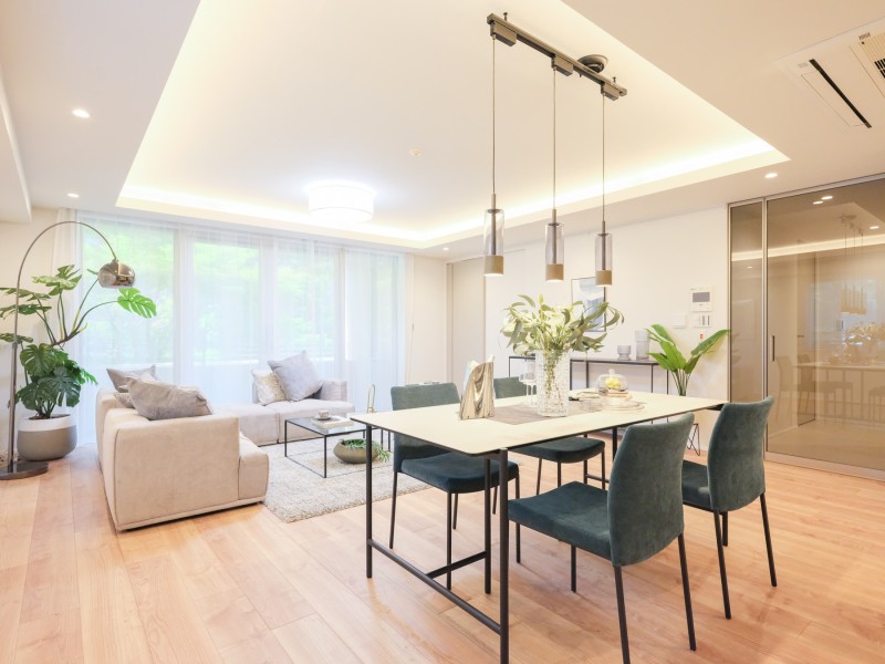 約26.3帖の広さを誇るLDKです。間接照明で照らされた折上げ天井やRaikiのクリア扉等がお部屋により一層の高級感と奥行きを演出。心地よい陽が降り注ぎ、穏やかな時間に纏われた空間です。