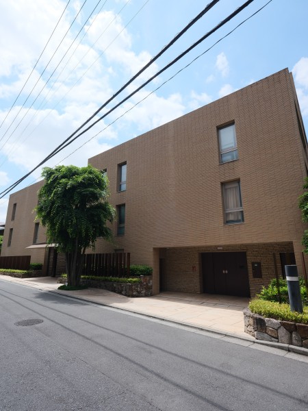 加賀屋敷跡地・静寂で落ち着いた邸宅地に佇む上質な低層レジデンスです。瀟洒な外観はグッドデザイン賞受賞歴あり。都心にいることを忘れさせる緑の風景に包まれた住まいです。