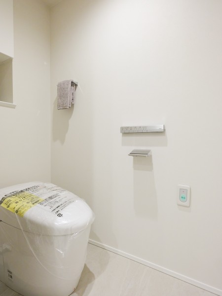 すっきりとしたレストルームにはスマートなスティックリモコンやタンクレストイレを採用。毎日使う場所だからこそ、機能性と快適さを考えた空間です。