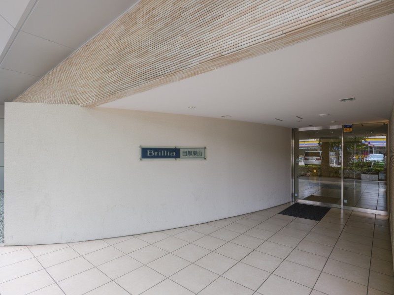 ナチュラルカラーでありながら、堂々とした印象のあるエントランスです。手入れの行き届いた共用部が安らぎに満ちた住まいへ誘います。