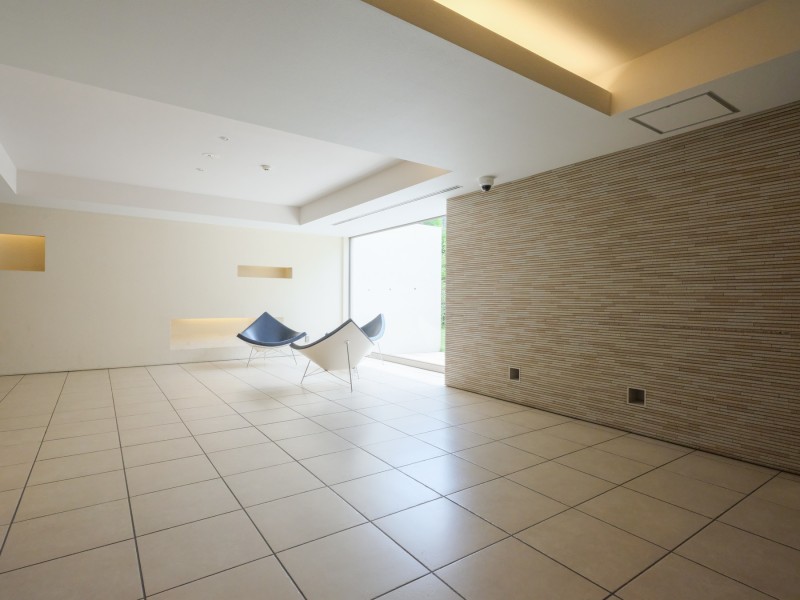 モダンなチェアが配置されたエントランスホールです。手入れが行き届いた様子からは管理体制の良さが伺えます。