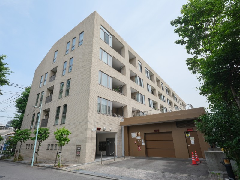 『目黒区東山』の高台に佇むレジデンス。『池尻大橋』駅徒歩１０分、近隣には公園などが点在し、緑に恵まれた住環境です。