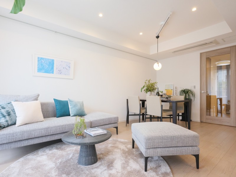 リビングダイニングには、ピクチャーレールが設置されております。アートやグリーンを壁を傷つけずに飾ることができ、お好みの空間を演出することができます。